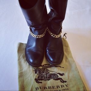 Burberry leather boots with gold chain